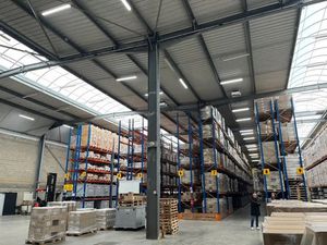 BATIMENT INDEPENDANT à ARGENTEUIL.■2831 m² sur un terrain de 6880 m²