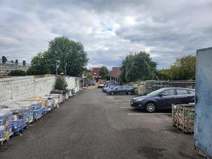 Bâtiment indépendant de 698 m² sur parcelle de 1 536 m²