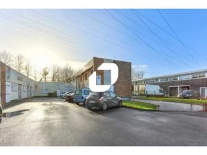 A LOUER  A proximité immédiate de l'A6