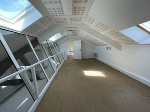 BUREAUX À LOUER-210 M²-PROCHE GARE