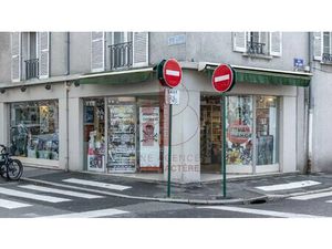 FONTAINEBLEAU CENTRE VILLE BOUTIQUE D'ANGLE DE 51 M²