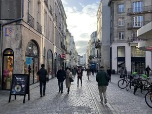 Local commercialm à vendre ou à louer avec DE - 181 m2 au total sur 3 niveaux