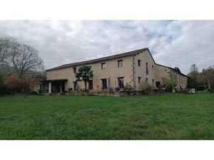 Maison Familiale Avec Gite Et Grange - 6.7 Hectares De Terrain
