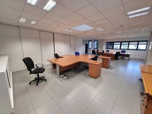 BUREAUX A LOUER 355 M² ZENITH SAINT HERBLAIN AVEC 10 PLACES DE PARKING
