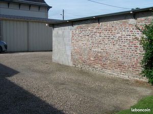 EU: Un Emplacement parking dans cour fermée