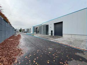 Hall PME neuf avec bureaux aménagés