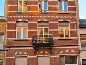 Charmante maison arrière d'un immeuble à appartements