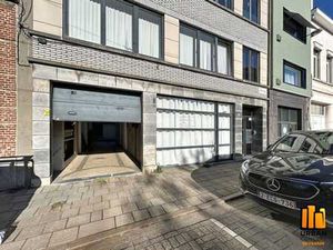 Rez commercial et église à l'arrière total +/- 350m2