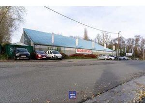 Entrepôt/Show-Room érigé sur 2.696m²  à côté de la N58 ! No