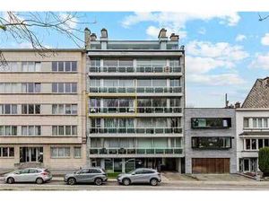 Appartement met twee slaapkamers  terras en garage langs de