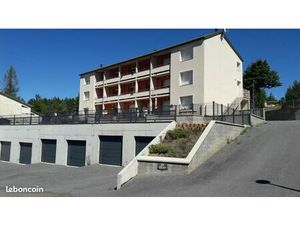 Grand garage à Pelouse