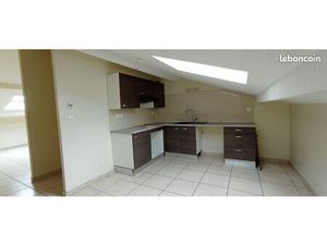 T3 Sous toit 80m² au sol Calme Chauffage Eco Parking priv