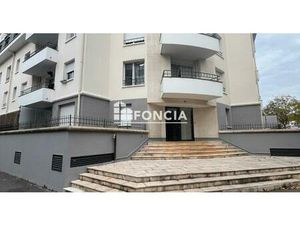 Cergy-Le-Haut proche gare et commerces avec parking