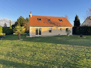 Belle maison parfaitement entretenue avec 5 chambres sur grand sous-sol complet sur un ter