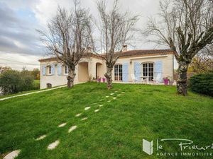 Grande maison avec vue dégagée  piscine  grand terrain arboré et sous-sol complet à Puygou
