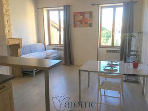 Situé dans un petit immeuble de centre ville proche ...