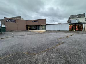LOCAUX COMMERCIAUX AVEC GRAND PARKING