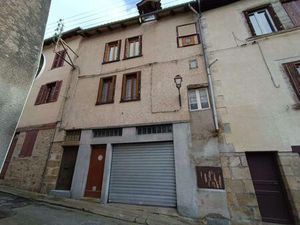 Immeuble composé de deux appartements et une partie grenier aménagé avec petite cour 19000
