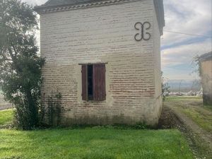 Lot de 8 bâtiments sur grand terrain – Environnement calme