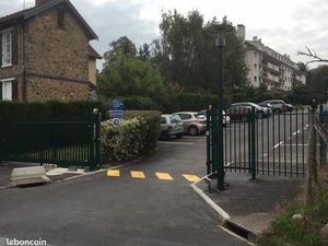 L'hiver arrive: Parking abrité et non inondable à Bures-sur-Yvette  centre ville