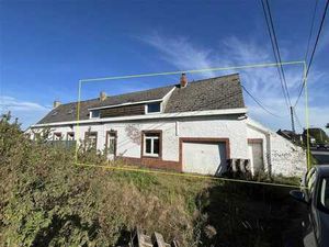 Maison 3 façades à rénover entièrement  possibilité de 3 cha