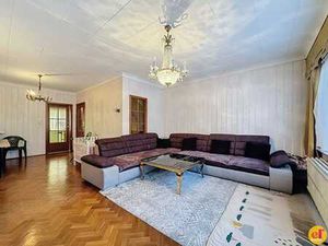 MAISON BEL ETAGE 3F- 2CH POSS 3 -COUR -2 ENTRÉES IND-GARAGE