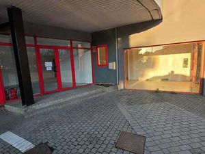 Espace commerciale sur une chaussée avec beaucoup de passage