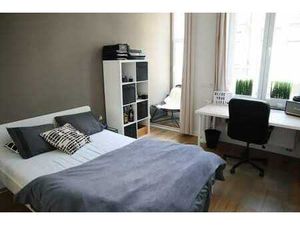 Agréable collocation jeunes travailleurs