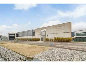 Bâtiment commercial moderne avec panneaux solaires et connec