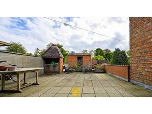 Ruim handelspand met duplexwoonst in het centrum van Loppem