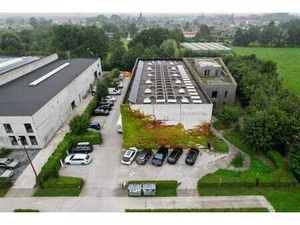 Site semi-industriel à vendre à Nevele