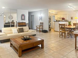 Maison plain-pied avec garage  véranda et jardin avec spa