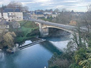 OLORON CENTRE-VILLE ** IMMEUBLE COMPOSE D'UN LOCAL COMMERCIAL ET DE 4 APPARTEMENTS ACTUELL