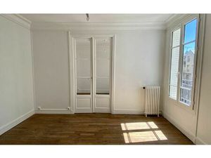 Location appartement  m² T-2 à Paris 18  1 355 €