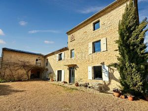 Mas en pierres avec piscine et dépendances