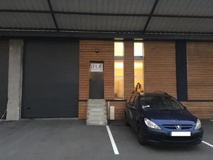 ST PRIEST ACCES PERIPH : 400 M2 AVEC QUAIS DE DÉCHARG. + RAMPE