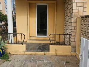 A LOUER T2 MEUBLÉ RDC TERRASSE cuisine équipée ouverte sur séjour  salle d'eau chambre  l'