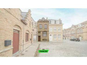 Maison de ville à rénover avec cour au cœur d'Ypres