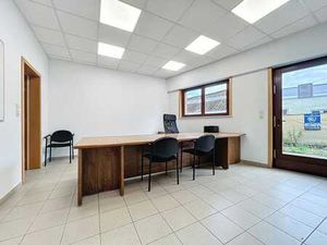 Ensemble de bureaux + stock (+ Poss. hangar + parking sécu)