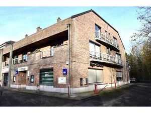 Vaste rez de chaussée commercial et/ou bureau bien situé