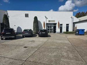 Entrepôt spacieux et polyvalent avec mezzanine et bureau