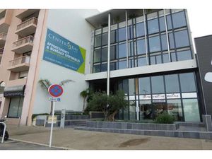 Cannes La Bocca proche parking public et supermarchés  bureaux neufs en location