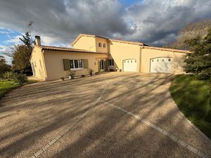Immense maison avec terrasse en vente à Benet (85)