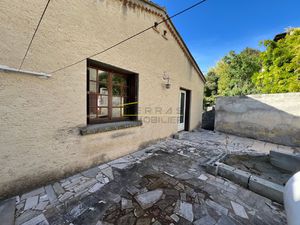 VISAN  Maison de village avec jardin.