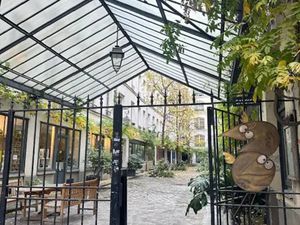 Vendu vide - Sur jolie cour arborée