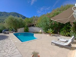 Maison à vendre à LE REVEST LES EAUX 135 m2 sur 650 m2 de terrain - 4 chambres avec piscin