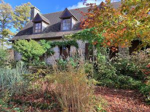 Belle demeure en pierre de pays  dépendances  terrain de 2 hectares