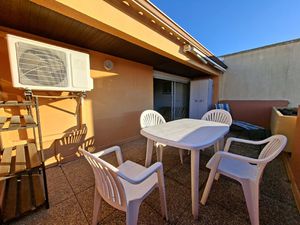 DEUX PIECES AVEC TERRASSE PROCHE PLAGE DU MOLE