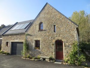 Maison en pierre récente avec suites parentales et jardin clos