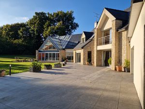 EXCEPTIONNELLE!! MAISON CONTEMPORAINE AVEC PISCINE....